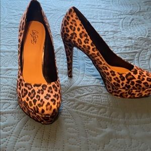 Leopard platform pumps